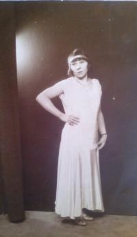 matka hraje amatérské divadlo