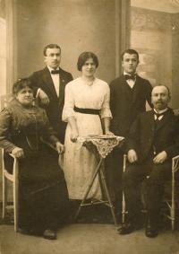 Rodina Spitzova, 1914-1918. Zleva Vilemína, Albert, Josefa, Arnošt, Leopold.