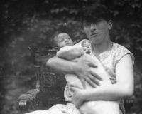 Maminka Anna Spitzová s dcerou Marií, 1928