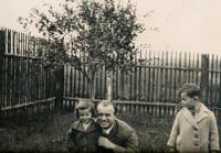 Marie and Soňa Spitz with their father