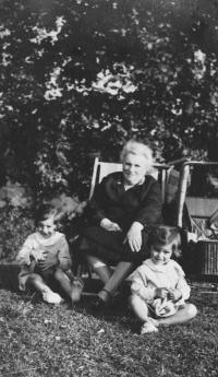 Marie a Soňa Spitzovy s babičkou