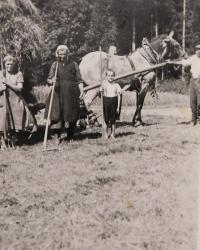 Rudolf Pompe jako malý chlapec během práce na hospodářství