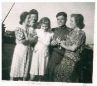 Strnadová Alena (třetí zleva)