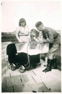 Strnadová Alena (uprostřed)