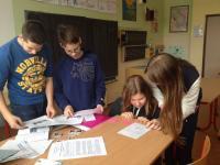 Žáci ZŠ Jana Železného při přípravě; projekt Příběhy našich sousedů (http://pribehynasichsousedu.cz/)
