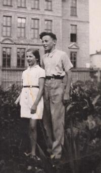 Eva a Zdeněk Stárek, syn sousedů, v zahradě, kde se za války skrývala. 1945