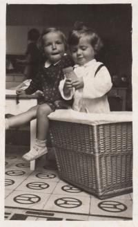 Sestry Eva a Ricarda, 1933