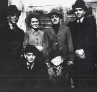 Rodinná fotografie s bratry Bedřichem (vlevo), Michaelem (vpravo) a Arpadem (dole vlevo) a rodiči Ester, roz. Markstein, a Moše Aldarem