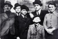 Rodinná foto, s bratry, otcem a matkou