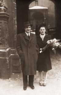 S prvním manželem Jiřím Juhnem, svatba, Praha 1947