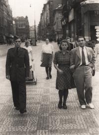 S bratrem a budoucím manželem, rok 1946