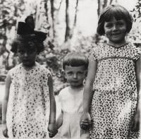 Čtyřletá Eva, vlevo