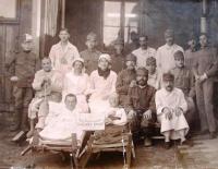 Mazaret 1. světová válka; maminka Evy Heferové Růžena Měkynová sedí v prostřední řadě druhá zleva