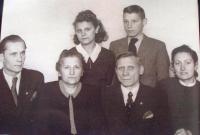 Rodinná fotografie, Frýdek-Místek: horní řada Eva Měkynová, bratr Zdeněk Měkyna; dolní řada zleva: švagr Evy Měkynové, maminka Růžena, tatínek Josef, sestra Hana, 1939