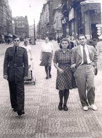 Zleva: bratr Zdeněk Měkyna, Eva Měkynová/Hefer s Jiřím Juhnem