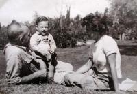 Rodinné foto: se synem Jetahem (už v Izraeli); Jiftach narozen v listopadu 1953, na fotce je mu 4-5 měsíců