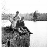 Miloš u jezera Spider Lake s kamarády, jaro 1964