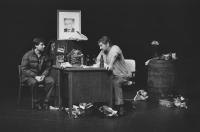 Dr Skála jako sládek, Pavel Kříž jako Vaněk, ve hře V. Havla Audience, Vancouver 1991