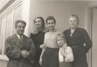 Rodina Krajinova před nově koupeným domem, Vancouver 1955