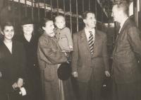 Rodina Krajinova po příjezdu do Vancouveru 1949. Vítá je otcův kolega prof. Wort.