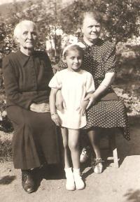 Milena s babičkami Krajinovu a Závodskou, Třebíč na zahradě u Šilhanů 1939
