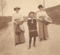 Babička Závodská s maminkou (uprostřed) a tetou Josefínou, Tasov 1914