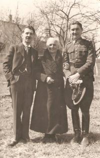 Babička Krajinová se synem Mankem (vlevo) a vnukem Manečkem (vpravo), Slavice 1939
