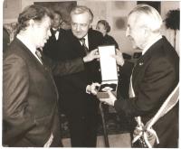 President Havel udílí Řád Bílého lva prof. Krajinovi, Praha 1990