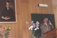 Prof. Jan Jeník při předávání portrétu prof. Krajiny od Josefa Gabánka Botanickému ústavu Praha 1993