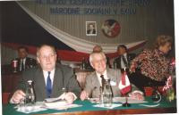 Prof. Vladimír Krajina (vpravo) na 14.sjezdu strany Národně socialistické v exilu. S předsedou panem Škodou, Praha 1990
