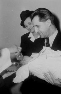 Otec Krajina při křtu syna, Praha prosinec 1947