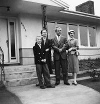 Krajinovi před svým novým domem, Vancouver 1957