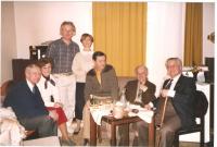 Prof. Krajina (vpravo) a Vladimir (čelně) s příbuznými , Praha 1990