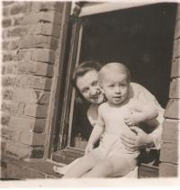 Vladimír s maminkou, Sydenham u Londýna 1949