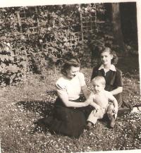 Vladimir a Milena s maminkou, Sydenham u Londýna, 1949 