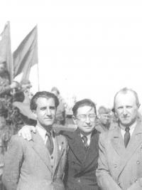 Na letišti ve Kbelích 10.května 1945 (zleva: Krajina, Drtina, Drábek)
