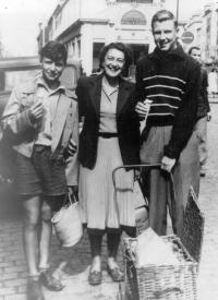 V Paříži krátce po útěku z komunistického Československa, 1948 (zleva Jan, maminka, bratr Jáša)