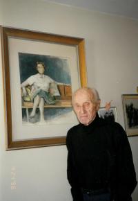 Jaroslav Drábek u portrétu své ženy Jarmily, který namaloval ve svém bytě v domově důchodců ve Washingtonu D.C. , 1995. (Jedná se nejspíš o poslední otcovu fotografii)