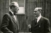 Dr Drábek (vlevo) s předsedou MLS dr. Kozákem v Mauthausenu, 1946