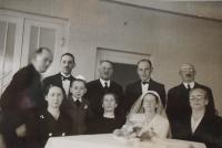 1-svatba rodičů r. 1937 (napravo od nevěsty její maminka, nad ní bratr nevěsty, vlevo maminka a nad ní otec ženicha)