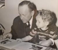9-tchán Zuzany Závadové spisovatel Vilém Závada s vnučkou Karin - rok 1967
