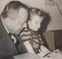 9b-spisovatel Vilém Závada s vnučkou Karin - rok 1967