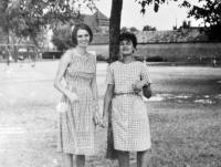 Mária Ludassy and his friend, Kati Vámos