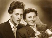 Vlasta Pakostová na svatební fotografii s manželem v roce 1956.