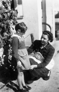 Vlasta s maminkou v Toruni, 1941.