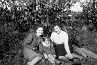 Vlasta Pakostová with her mother (on the right), Toruń, 1941.