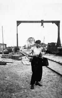 Otec pamětnice v práci v Toruni.