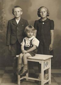 Pán Ľubor (v strede) so súrodencami 
