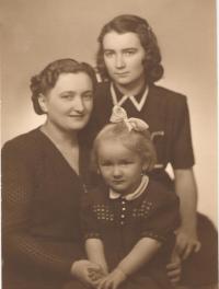 Jarmila Erbanová with mom and older sister Libuše