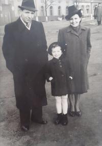 Alena Burianová with her parents